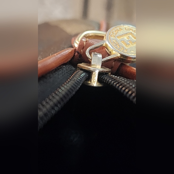 Fendi Penguin dome 2 way (original strap not incl). Int leather dry spots - Picture 13 of 13